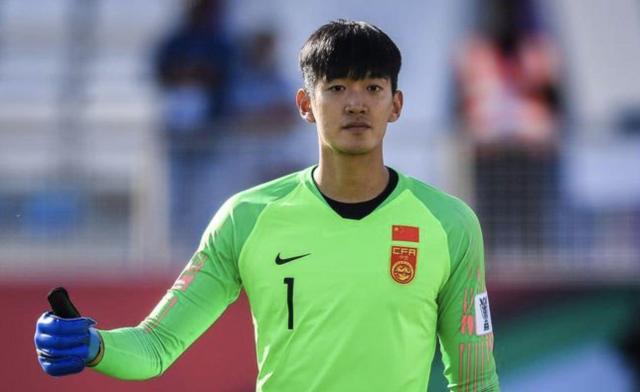 28圈-沪媒：海港3国脚连夜返沪 参加国足集训备战40强赛