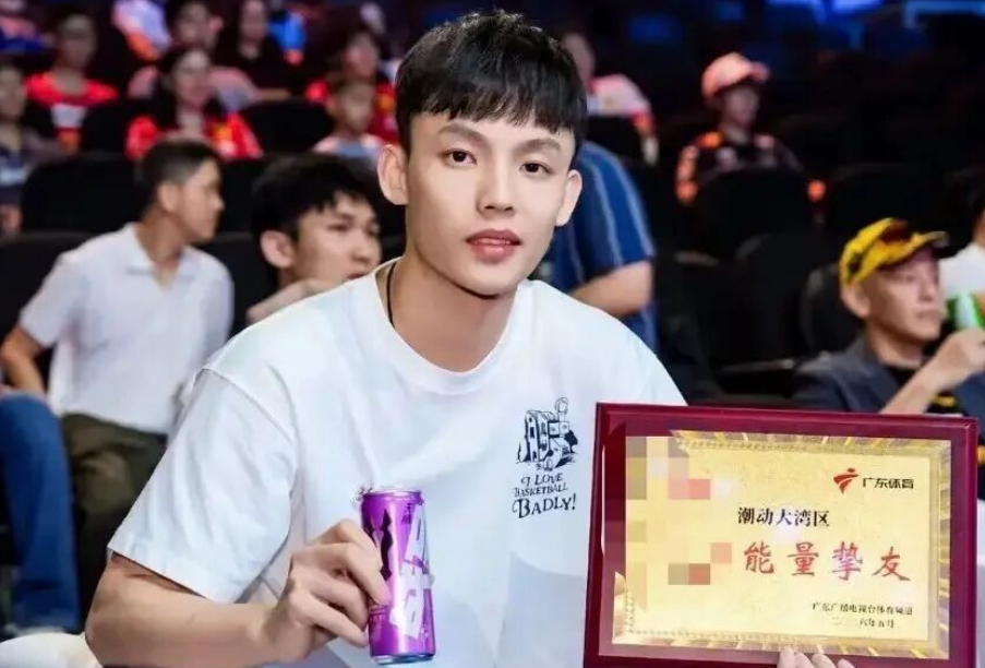 28圈-广东男篮最新动态!徐杰获得新身份,杜锋深夜发声,崔永熙胡明轩参加热身赛,王洪泽出国特训